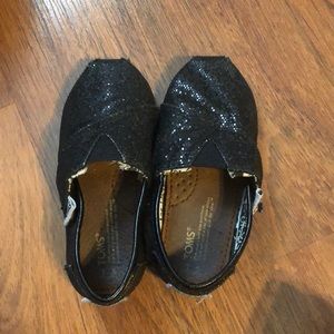Black sparkle toms